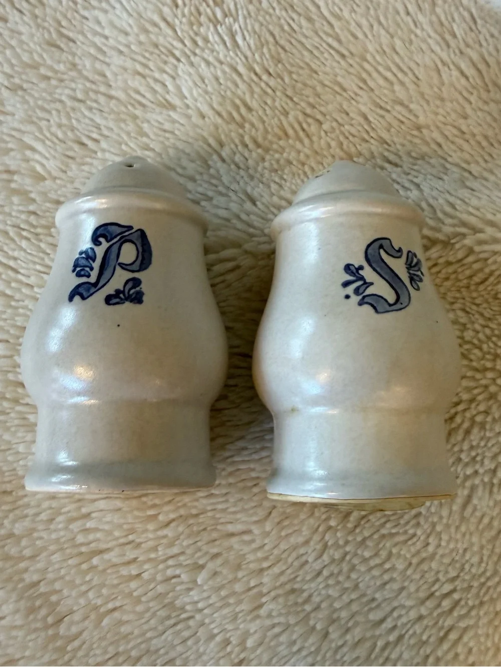 Pfaltzgraff Yorktowne Salt & Pepper Shakers Blue Stoneware Grannycore Vintage